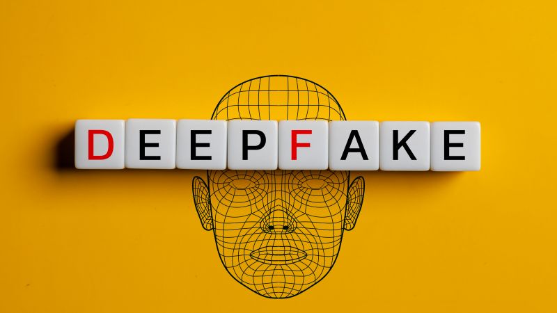 obličej se slovem deepfake přes čelo