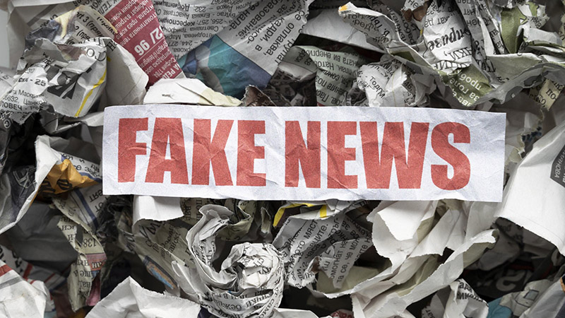 Na obrázku jsou zmačkané noviny s nápisem Fake news