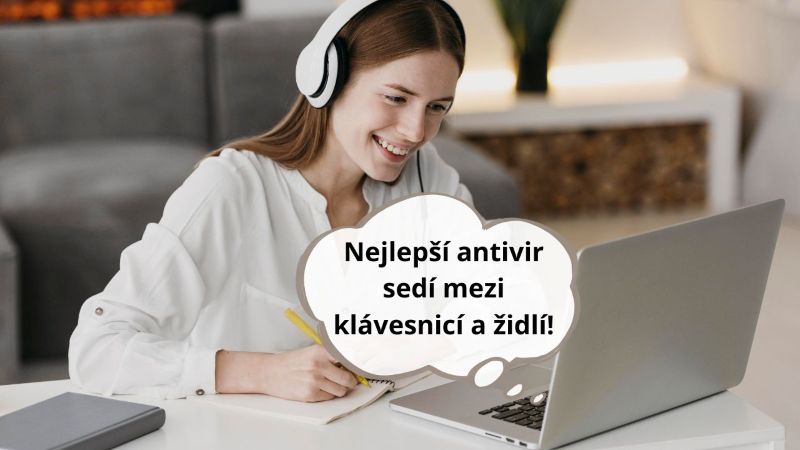Žena před notebookem - člověk je nejlepší antivir