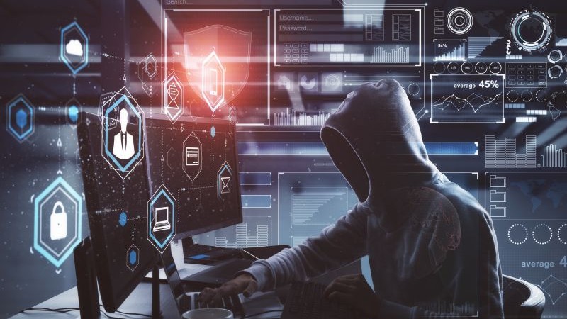 Hacker připravuje kombinovaný útok