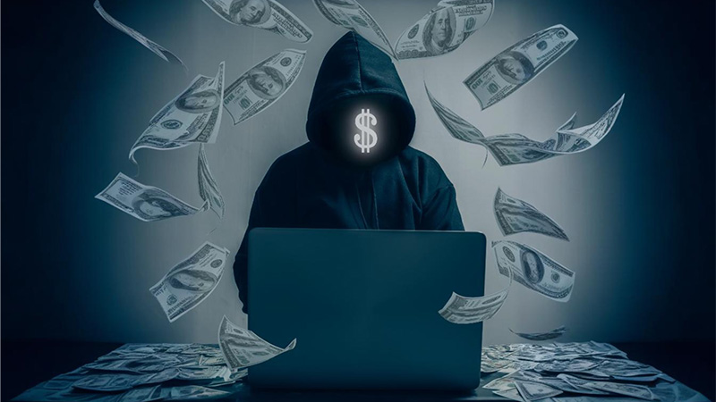 Hacker, získávající peníze od lidí skrze notebook
