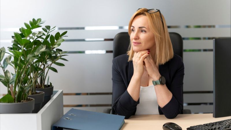 Spokojená ředitelka firmy při shodě s NIS2